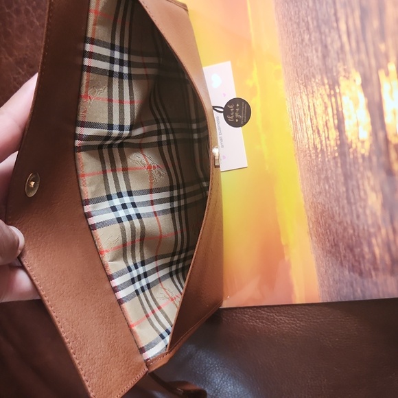 Burberry ( Burberrys ) Vintage Leather Clutch *OPEN TO REASONABLE OFFRRS* - Picture 10 of 11